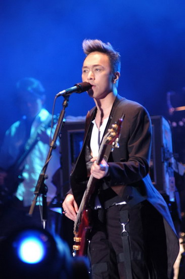 《梦红楼》歌名"撞车" 麦丁喊冤要告黄家强