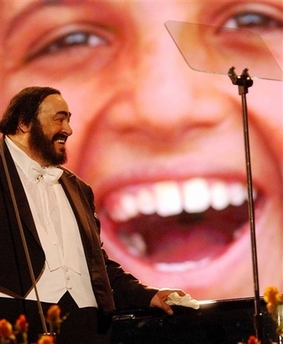 资料图片:男高音帕瓦罗蒂世界巡演精彩一刻