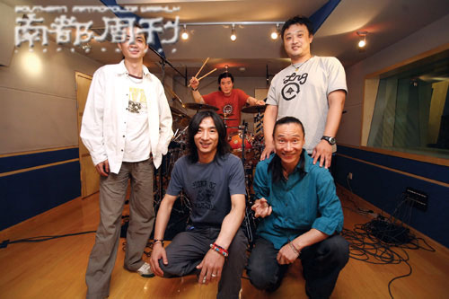 从左到右：吉他陈磊 主唱丁武 鼓手及打击乐赵年 主音吉他刘义军(老五) 贝司顾忠