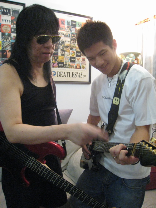 钱韦成拜吉它之神为师 "名师高徒"提前上演