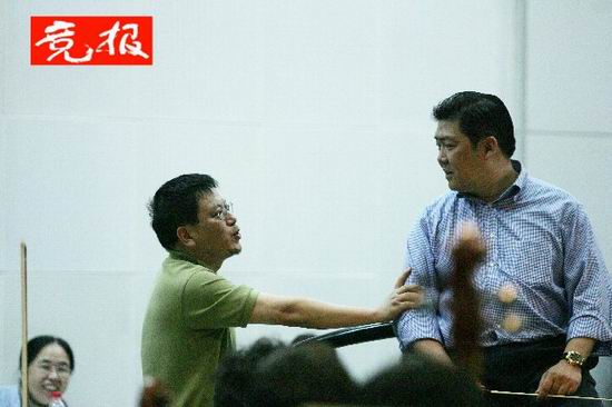 郭文景打断排练，对指挥余隆说有个别川音要改改