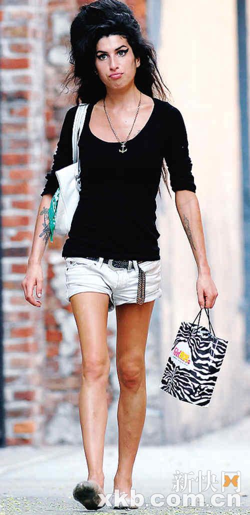 艾米怀恩豪斯残妆吓坏邮差吸毒导致未老先衰