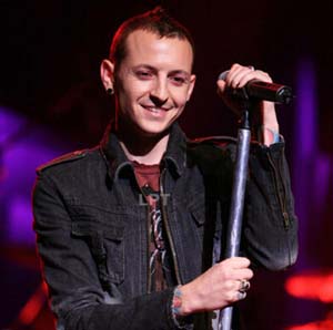 籍贯: phoenix, arizona   身高: 175cm   经历: 乐队组建前为