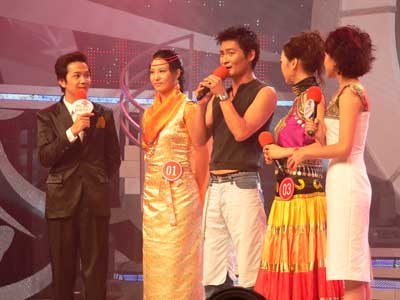 在红歌会比赛现场，景岗山与选手一起演唱。信报记者 王大鸣／摄