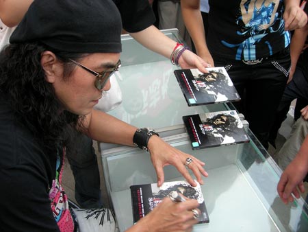 迪克牛仔山东玩浪漫 开歌会不忘夜游月亮湾(图)