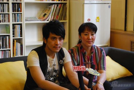 扎西顿珠中秋录新歌母亲带病为儿献声打气图