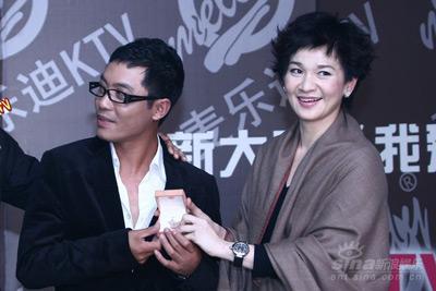 柯以敏送黑龙钻戒