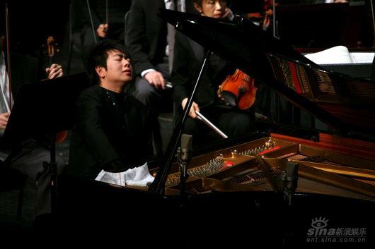 郎朗激情演奏《黄河》