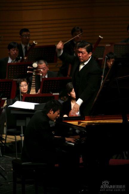 郎朗与余隆配合默契