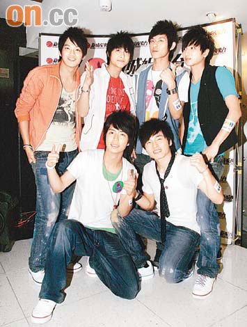 棒棒堂六子(后排左起)威廉,王子,敖犬,阿煜和(前左起)阿杰及阿纬新浪