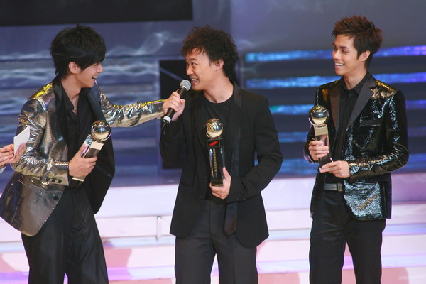 快讯最受欢迎男歌手得主是陈奕迅