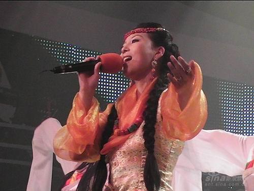 红歌会冠军之夜激情落幕 泽仁曲措含泪夺冠(图)