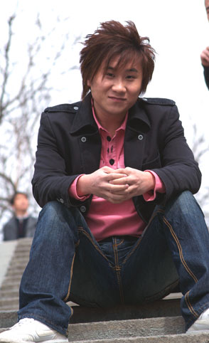 致使王征这位"城市新贵"歌手的人气在校园中直线飙升,在国庆期间,王征