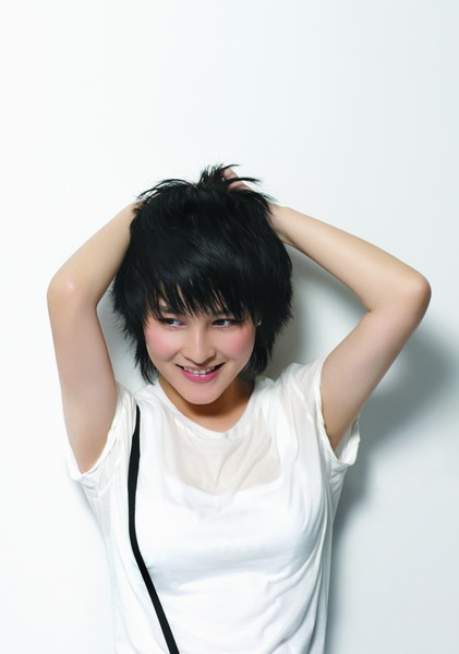 厉娜携新专辑赶赴武汉 14号举办两场签售会(图)