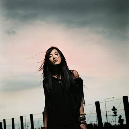 20日"悬"风登陆上海 张悬带吉他约会歌迷(图)