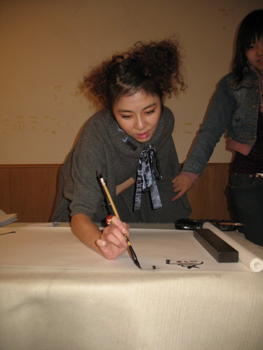 戴辛尉夏雪飞献唱奥运 写毛笔字留下祝福(图)