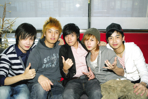 图为马雪阳,高炜,俞灏明,刘洲成,李茂(从左至右)合影