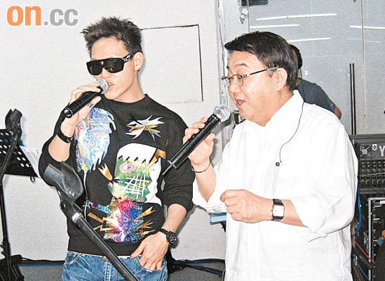 苏永康与黎小田（右）为演唱会彩排