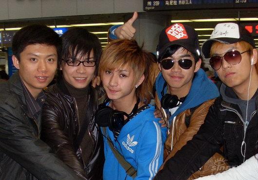 从左到右依次为：经纪人司捷、马雪阳、刘洲成、李茂、高炜