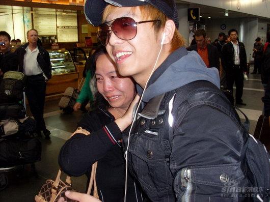 高炜妈妈因不舍而流下惜别的眼泪，高炜微笑拥抱母亲