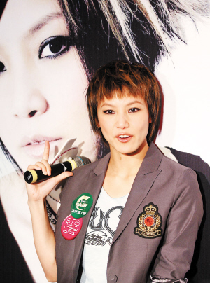 何韵诗带伤广州卖力演唱苦练粤剧三月有余图