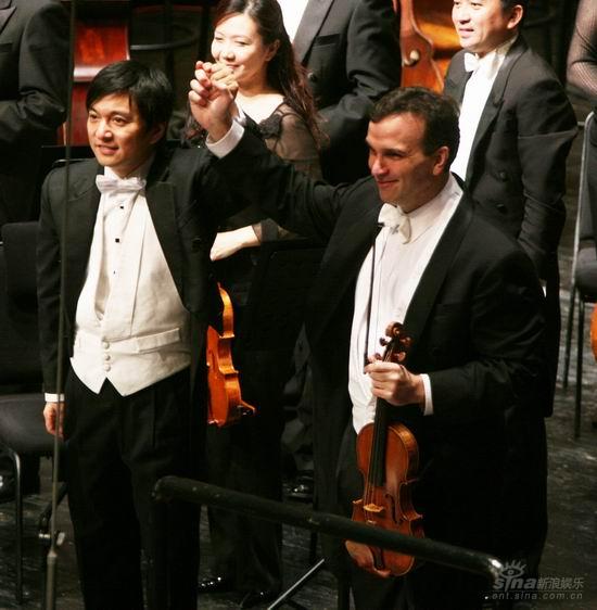 中国指挥家水蓝及新加坡交响乐团出现在第十届北京国际音乐节的舞台上