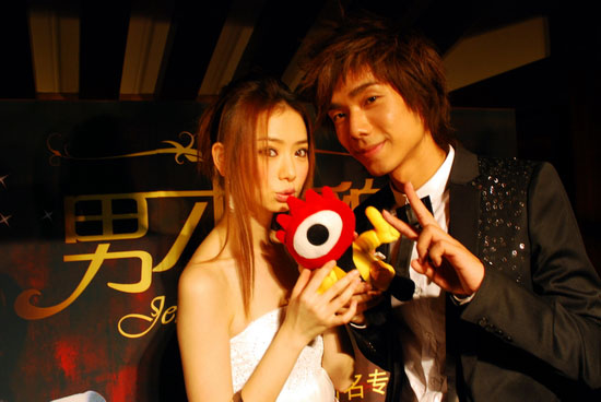 袁成杰戚薇携同名专辑破冰 男才女貌组合惊喜多