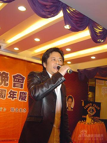 王杰演唱歌曲《疯子》