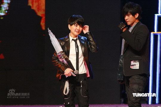 《中国话》获颁新城劲爆国语歌曲 Ella上台