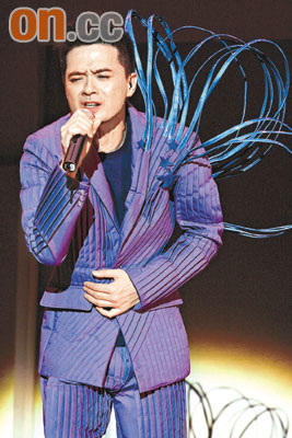 黄耀明换西装忘拉裤链 大鸟战衣型爆上海(图)