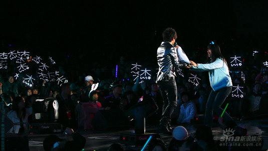 张杰粉丝冲上台