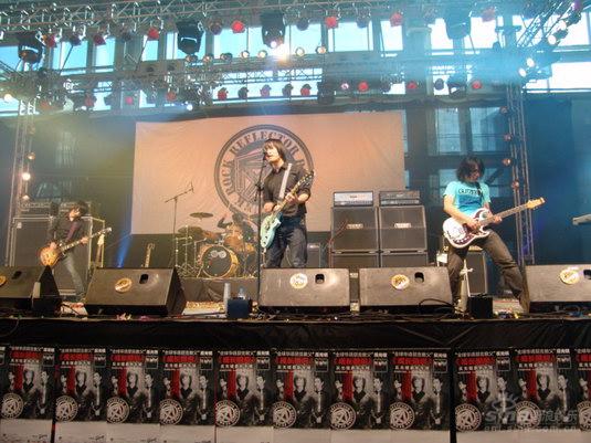 反光镜乐队演唱