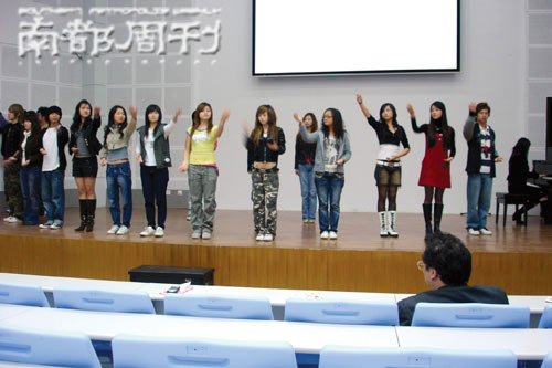 崔泉馨带领学生们排练