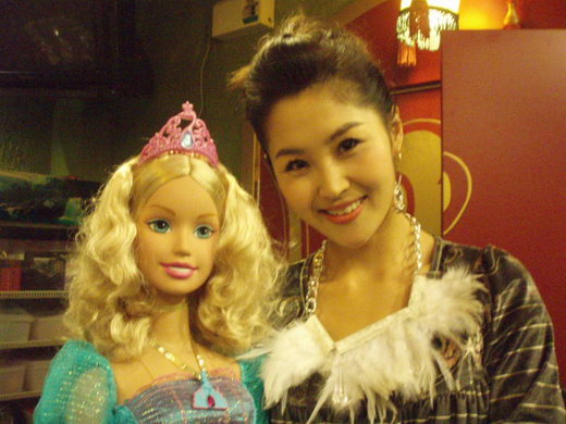 琪琪格跟芭比娃娃