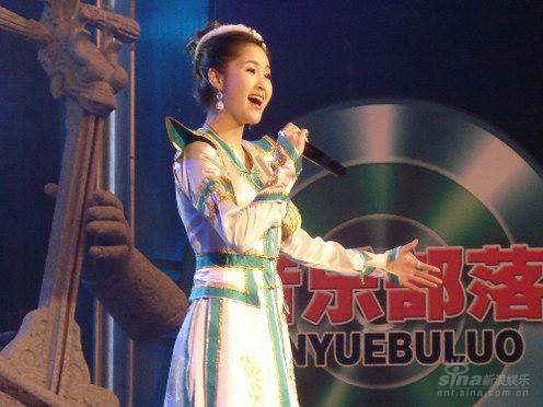 歌手琪琪格回家乡宣传