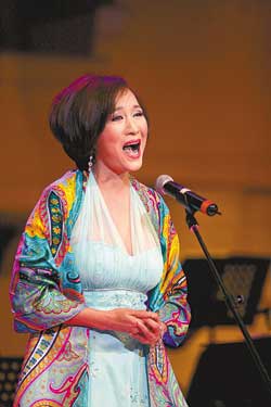 郑绪岚老歌回顾从艺30年 中年粉丝不输年轻人