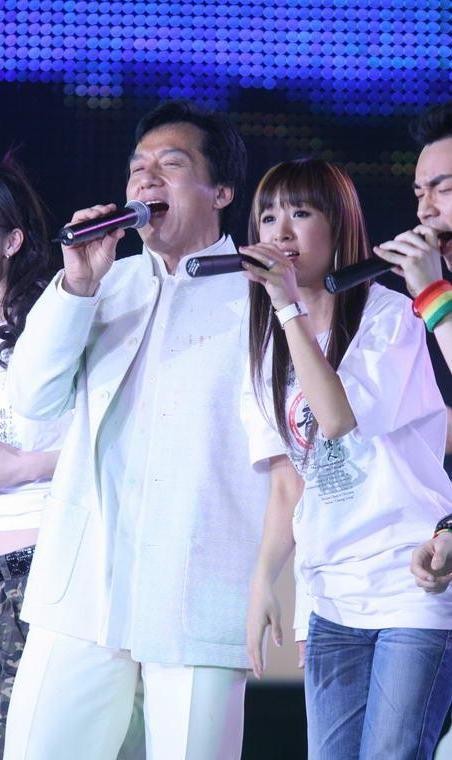 成龙sara同台 元宵晚会同台献唱《神话》(图)