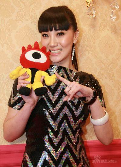 刘菲拍摄《我只要》mv 尝试八大场景五种造型