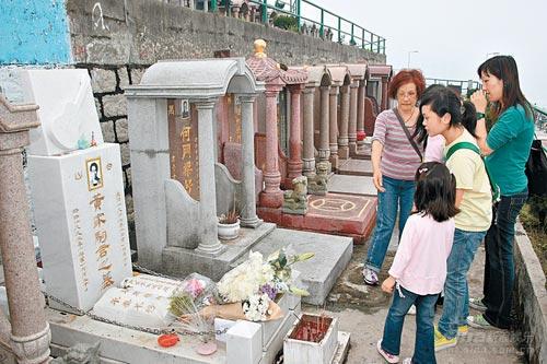 歌迷到家驹墓前献花及拜祭