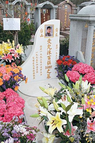 陈百强的墓地七彩缤纷