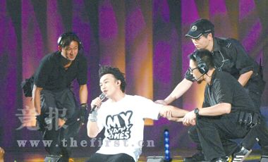 陈奕迅个唱跪地磕头表示感谢