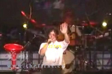 陈奕迅新浪歌会下跪向歌迷表示歉意