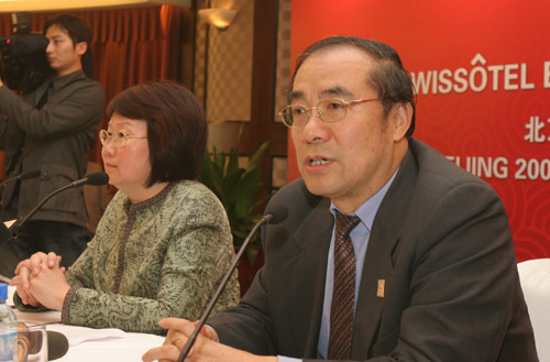 赵东鸣（右一）介绍情况