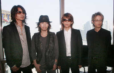 彩虹乐队出席记者会时着装也很“低调”