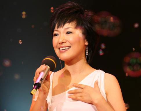 周彦宏热情演唱《又见茉莉花》
