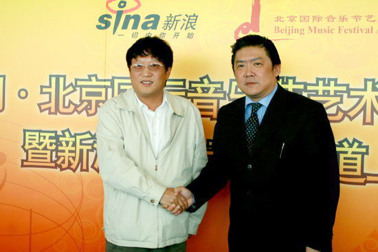新浪执行副总裁、新浪网总编辑陈彤(左)和北京国际音乐节基金会艺术委员会主席余隆握手
