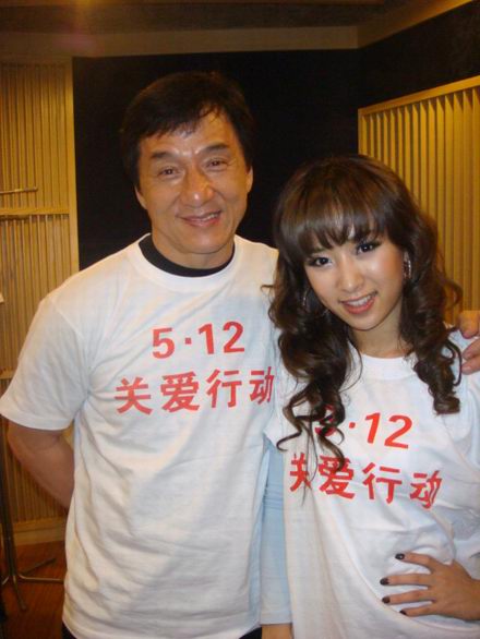 标题:【新闻】成龙监制百人合唱歌曲 外籍歌手sara同赈灾(图)