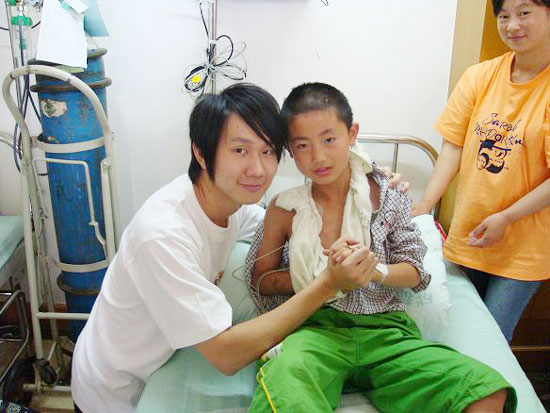 林俊杰到四川灾区看望受伤儿童