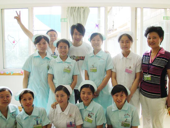 林俊杰和护士合影