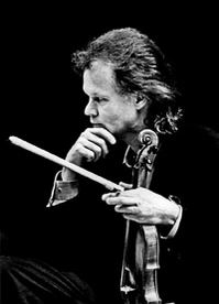 左图 杜梅：别以为我只会拉小提琴。（设计台词）